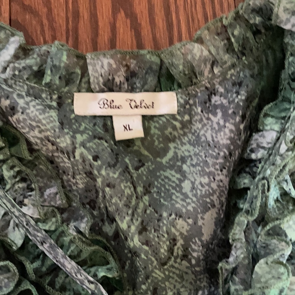 NWOT WOMEN’S RUFFLED sleeveless BLOUSE green snakeskin pattern neck tie L - Picture 9 of 16